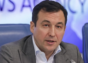 Я получал — это обычное дело. В детстве, если набедокурил, все получали ремня в своё время, но я своих детей никогда ремнём не бью. Я занимался спортом и был в спортивном классе, 5 раз в неделю по три тренировки. И так было 7–8 лет. И я хочу сказать, что палочная дисциплина — это жёсткая дисциплина. И там если ты напортачил, то тренер мог отсыпать подзатыльник.