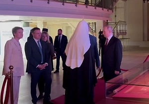 Путин и патриарх Кирилл осмотрели Знамя Победы на выставке в «Манеже»