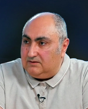 Победа нового мэра в какой-то степени сакраментальна, потому что Нью-Йорк ещё недавно в большой степени поддерживал Трампа. Но либеральная пресса и политические элиты сумели переломить ситуацию, запугав жителей реформами и риторикой республиканцев. Нью-Йорк — это ворота Америки, город мигрантов, и здесь всегда были сильны антипатии к антимиграционной политике властей