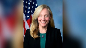 Губернатором штата Вирджиния впервые станет женщина, она уже празднует победу