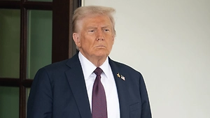 Гоблин Пучков высмеял странную манеру Трампа выступать перед журналистами, «высовываясь из сортира»