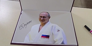 Путин оставил свой автограф в самарском ФОК