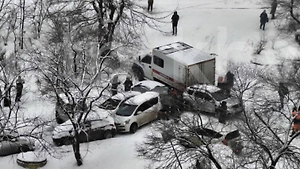 Снежный коллапс: «Газель» с надписью «аварийная» не покорила горку и устроила массовое ДТП