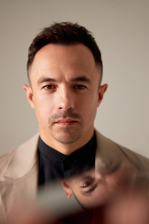 Жанр выживания никогда не уходил, он просто переродился. Эту эволюцию можно проследить и в «Последнем герое» на ТВ-3, который сейчас выглядит не совсем так, как во времена ведущего Сергея Бодрова, 20 с лишним лет назад. И в проектах «Выжить в Дубае», «Выжить в Самарканде» и «Большой куш», которые мы делаем на ТНТ. Сейчас это больше не физические, а психологические испытания, и я даже не возьмусь сказать, что из этого сложнее. 