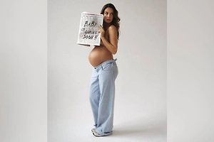 «Чувствую себя любимой и красивой»: Агата Муцениеце устроила беременную фотосессию перед родами