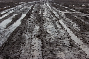 Россиянин провалился в яму по дороге с работы и захлебнулся грязью