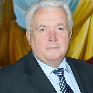 Тимур Миндич на сегодняшний день самый близкий друг и «кошелёк» Зеленского. Он остаётся совладельцем «Квартала-95» в силу невозможности юридических прав у самого Зеленского. И понятно, что сам [глава киевского режима] не может проводить экономические коррупционные схемы. Этими схемами занимаются и Ермак, и Миндич, и ряд других, так сказать, ближайших друзей, которые выводят деньги и приобретают имущество. Все они — в одной цепочке.