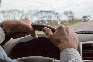 Спецслужбы стали тщательно досматривать электрокары и гибриды на въезде в Крым