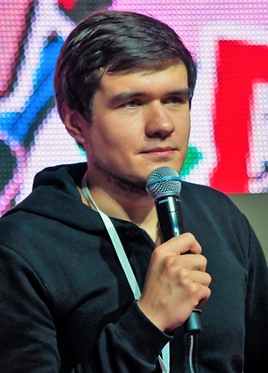 В «Кремлёвском волшебнике», как мне кажется, будет в любом случае довольно много «клюквы», как ни крути. Даже если бы очень сильно хотели серьёзно показать историю персонажа и его становления, получилось бы всё равно много «клюквы». Есть примеры сериалов, которые там стрельнули. Но тут точно будет «клюква». Где-то — много, где-то — мало, но в связи с нынешней спецификой, скажем так, политической, невозможно, чтобы сняли не «клюквенное» кино.