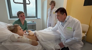 Появились первые кадры с мальчиком, которому оторвало пальцы из-за взрыва 10 рублей