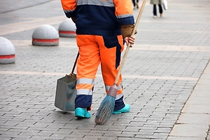Зарплаты российских дворников подскочили почти на 40% за год