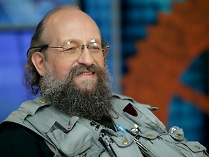 Это мне напомнило куплет из старой песни – пародии на антисемитизм: «Говорят, Хемингуэй тоже в детстве был еврей». Евреи, евреи, кругом одни евреи. Насколько я могу судить, у этого экзотического зверя из тропиков, которого зовут Чебурашка, в принципе, национальности быть не может. Но если считать его представителем какого-то народа, то, наверное, какого-то из тех, где выращивают апельсины.