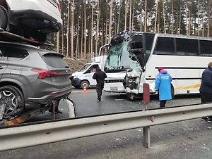 
На Урале полный детей автобус столкнулся с автовозом, есть пострадавшие
