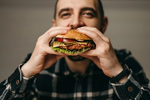 Мужчина пытался на спор съесть бургер целиком и чуть не умер