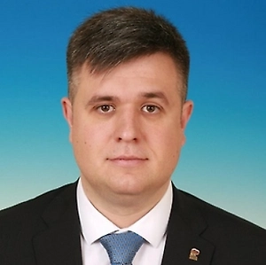 ИИ выглядит идеальным другом. Всегда готов выслушать, в отличие от живых людей, у которых свои заботы и куча дел. Он будет реагировать бережно и корректно — а друзья или родные могут обидеть критикой или задеть советами. Отчасти востребованность нейросетей, к которым молодёжь идёт за психологической поддержкой, вызвана неразвитостью навыков межличностного общения — это побочный эффект цифрового мира, его теневая сторона. 