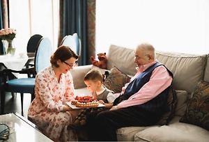 «Как ниточка с иголочкой»: Татьяна Брухунова показала трогательное фото Петросяна с сыном
