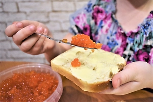 Россиянам объяснили, сколько на самом деле «живёт» красная икра