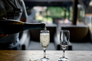 Стоматолог объяснил, почему от шампанского и оливье болят зубы