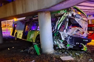 Автобус с пассажирами врезался в опору моста в Челябинске, пострадали 12 человек