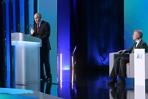 «По лбу как даст»: Путин пошутил о возможном бунте роботов