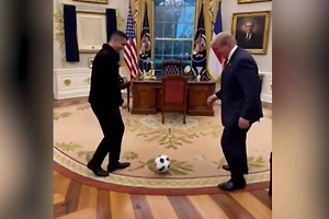 «Он крутой парень»: Трамп показал, как «сыграл в футбол» с Роналду в Овальном кабинете