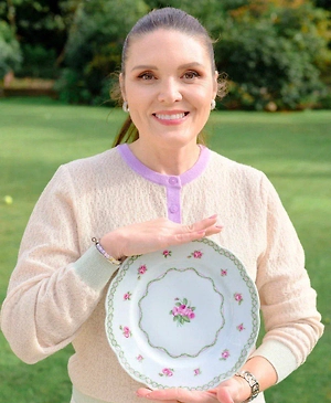 Ручной мазок оставляет лёгкие неровности, живую линию, а деколь — ровная, одинаковая, как «наклейка».