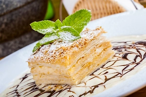 Торт «Наполеон» как у бабушки: тот самый рецепт с воздушным кремом и хрустящими коржами