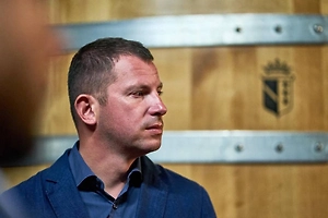 Дуэль — тщательно продуманный ритуал со сложившимся каноном, но её путь в Россию был долгим и довольно запутанным. Любопытно, что к тому моменту, когда в Европе мода на поединки начала угасать, в России она, напротив, разгорелась.