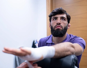 Царукян вернулся в октагон спустя полтора года и задушил Хукера на UFC в Катаре