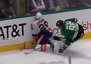 Российский защитник клуба НХЛ выбыл на полгода после грубого толчка на борт