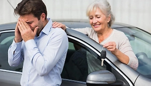 Без денег и колёс: Бабушки из «схемы Долиной» добрались до авторынка