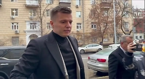 «‎Впервые слышу!» Артёмчек догнал Лерчек у суда и высказался о её беременности от танцора