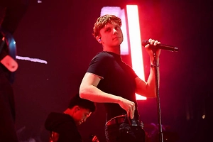 Певец Ваня Дмитриенко выкроил время для визита в родной вуз, но снова не для учёбы