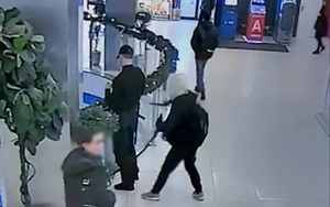 Подросток покромсал ножом охранника ТЦ в Москве за замечание и ранил двух полицейских