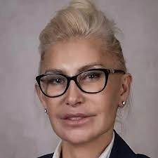 Юристы часто говорят, что в момент начала родов уголовный процесс «снимает шляпу» перед биологией. Это тот редкий случай, когда право действительно деликатно отступает. После родов домашний арест сохраняется, но суды обычно корректируют условия, чтобы мать могла выполнять обязанности по уходу за младенцем. Сам ребёнок не является субъектом меры пресечения — никакие ограничения на него не распространяются.