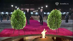 Путин и Жапаров возложили цветы к мемориалу «Вечный огонь» в Бишкеке