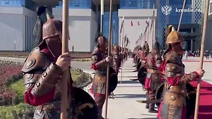 Красная дорожка и воины в доспехах: Путина в Киргизии встретили необычным сюрпризом