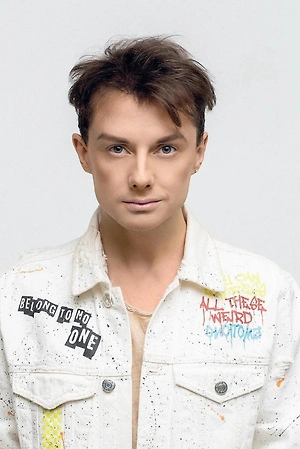 Я познакомился с Андреем Разиным как с артистом, а не как с продюсером. Это было примерно десять лет назад. Он делал это искренне, угарно – что я считаю необходимым для артиста. В последний период сам мог бы стать таковым, но для меня именно Андрей Разин был солистом – он был на своём месте и в своей роли.