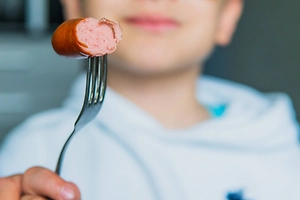 Обычная сосиска чуть не убила ребёнка: врачи спасли 4-летнего москвича от закупорки пищевода