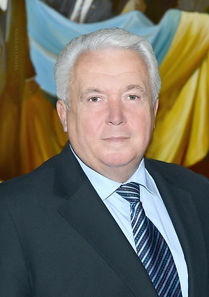 Вот у людей сколько денег, вы даже не представляете, миллиарды. Причём они поднялись за несколько лет. Там крыша полностью в любую сторону съедет. Вот я вам приведу только один пример, чтобы вы понимали масштабы. <...> Что такое полтора миллиарда налички? Это 15 тонн. И вот представьте эту шайку, которая видит эти деньги каждый месяц, а 10 месяцев там условно, вот это 150 тонн. У них крыша едет.