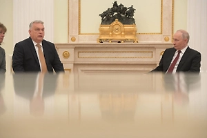 Песков объяснил задержку переговоров Путина и Орбана