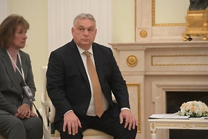 Сало в шелухе и блины с икрой: Орбан отужинал в русском стиле после переговоров с Путиным