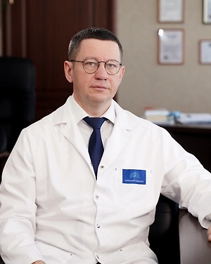 Опыт, который я приобрёл в городской больнице, неоценим. Например, во время дежурства приходилось оперировать много разноплановых пациентов: аппендицит, кишечная непроходимость, ножевые ранения. И эти навыки мне потом очень пригодились. Например, техника шва пищеводного и кишечного анастомозов схожи, техника коронарного и аортального анастомозов тоже схожи, разница — в диаметре нити. Мне кажется, для каждого будущего хирурга любой субспециальности было бы неплохо иметь 2–3 года общей хирургической практики.