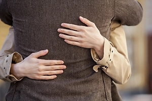 За обнимашки без спроса можно угодить в тюрьму, предупредил юрист