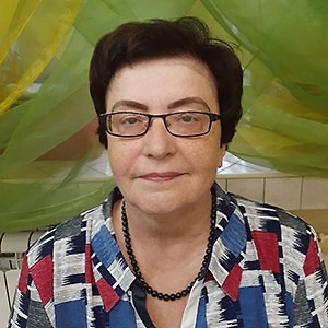 Аарти в индийской традиции — это ритуал почитания и приветствия, который изначально относится к богам, но часто применяется и к людям. Так встречают тех, кого особенно уважают: почётных гостей, членов семьи, вернувшихся после долгого отсутствия, или, например, молодую невестку, впервые входящую в дом мужа.