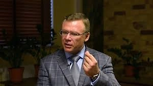 «Детский аутизм» и «расстройства аутистического спектра» — не идентичные понятия. РАС имеет более широкий диапазон диагностических критериев, то есть по сути выставляется значительно чаще, чем диагноз детского аутизма.