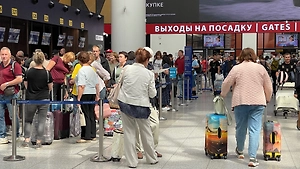 Российские туристы заблокировали гейты аэропорта в Египте из-за 14-часовой задержки