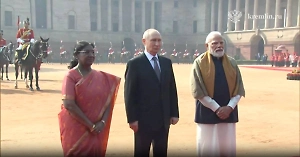 Кавалерия, пушки, красные дорожки: На видео сняли пышный приём Путина у дворца в Нью-Дели