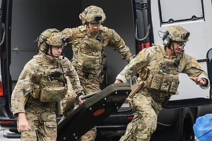 Спецназ скрутил мужчину у высотки в Екатеринбурге