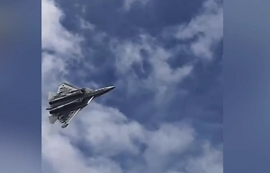 «Кружил на боку»: Эффектные трюки российского истребителя Су-57 попали на видео